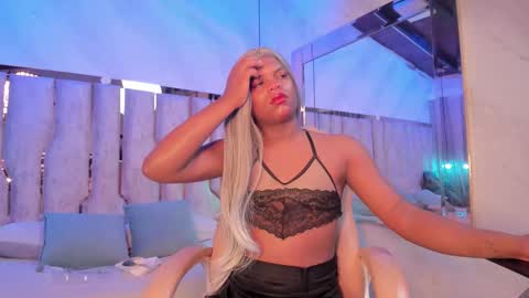 Snapshot of ariana_grande233 chatting on March 15, 11:38 am ariana_grande233 online show from March 15, 11:38 am