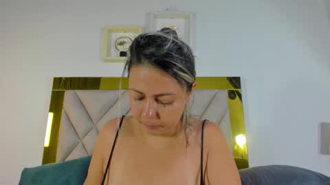 Snapshot of ariana_martins chatting on October 1, 3:01 am ARI online show from October 1, 3:01 am