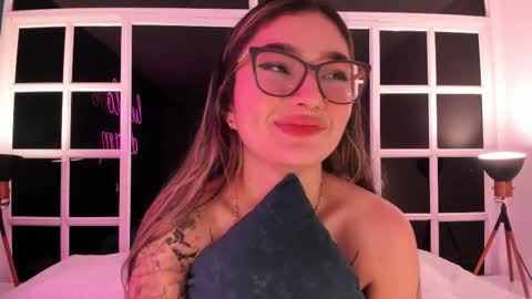 Snapshot of ariana_villada chatting on March 7, 9:29 am Ari online show from March 7, 9:29 am