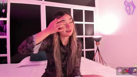 Snapshot of ariana_villada chatting on March 8, 3:28 am Ari online show from March 8, 3:28 am