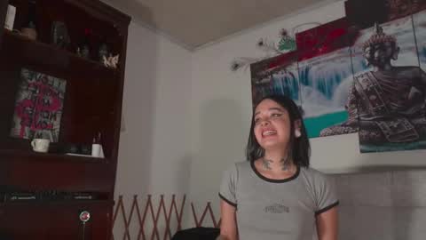 Snapshot of ariana_whitee chatting on February 7, 2:15 am ariana_whitee online show from February 7, 2:15 am