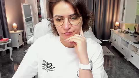 Snapshot of arianasage_ chatting on March 16, 9:02 am Ana online show from March 16, 9:02 am