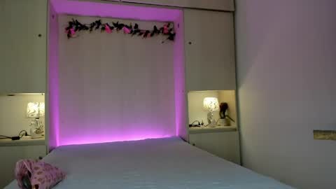ariannavega_ online show from April 28, 11:48 am