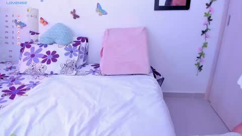 Snapshot of ariannna08_ chatting on December 6, 12:05 pm ariannna08_ online show from December 6, 12:05 pm