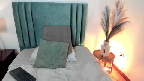 AriaSkyy  online show from March 4, 9:32 pm