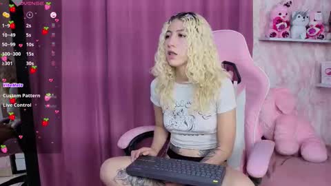 Snapshot of aribunnie chatting on November 7, 9:04 pm Ari Bunnie online show from November 7, 9:04 pm