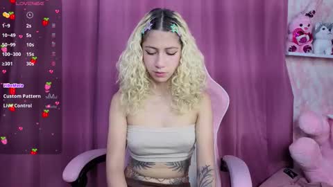 Snapshot of aribunnie chatting on November 8, 8:51 pm Ari Bunnie online show from November 8, 8:51 pm