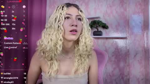 Snapshot of aribunnie chatting on December 14, 10:58 pm Ari Bunnie online show from December 14, 10:58 pm