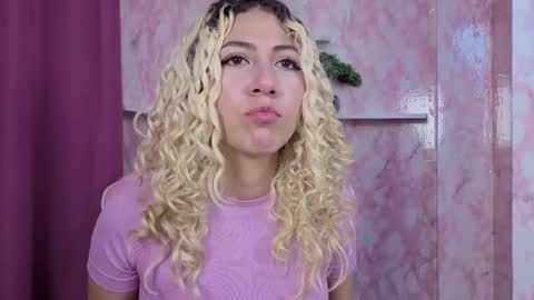 Snapshot of aribunnie chatting on December 22, 11:35 pm Ari Bunnie online show from December 22, 11:35 pm