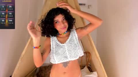 Snapshot of ariella_ruiz chatting on October 9, 12:14 pm A R I online show from October 9, 12:14 pm