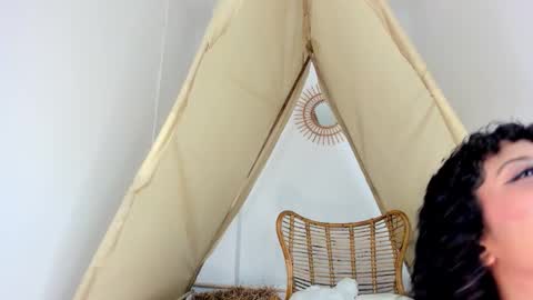 Snapshot of ariella_ruiz chatting on October 12, 12:04 pm A R I online show from October 12, 12:04 pm