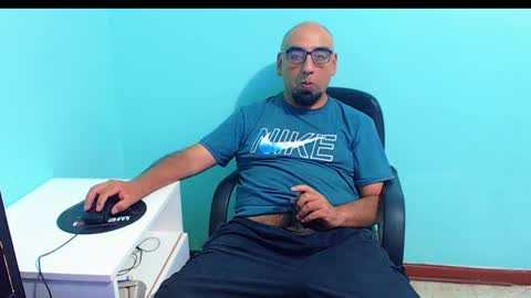 Snapshot of arnelux72 chatting on February 9, 5:19 am arnelux72 online show from February 9, 5:19 am
