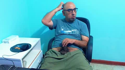 Snapshot of arnelux72 chatting on March 4, 5:42 am arnelux72 online show from March 4, 5:42 am
