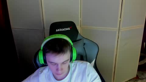 Snapshot of aron_neall chatting on December 19, 6:23 am biggest penis online show from December 19, 6:23 am