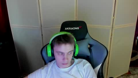 Snapshot of aron_neall chatting on December 19, 9:29 am biggest penis online show from December 19, 9:29 am