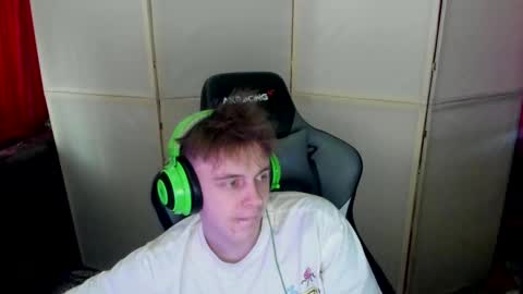 Snapshot of aron_neall chatting on February 25, 10:04 am biggest penis online show from February 25, 10:04 am
