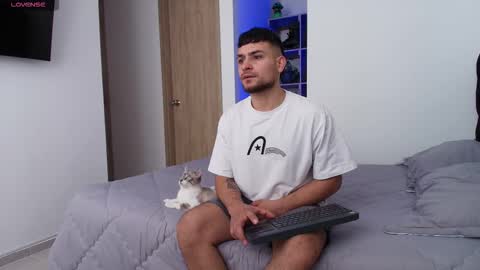 Snapshot of aron_santoro1 chatting on March 9, 3:05 pm Aron Santoro online show from March 9, 3:05 pm