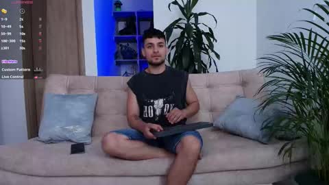 Snapshot of aron_santoro1 chatting on March 14, 9:20 pm Aron Santoro online show from March 14, 9:20 pm