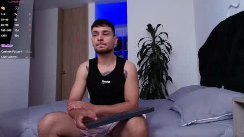 Snapshot of aron_santoro1 chatting on March 18, 7:17 pm Aron Santoro online show from March 18, 7:17 pm