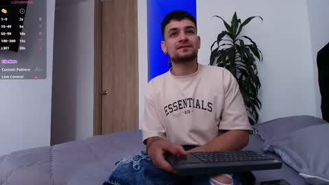 Snapshot of aron_santoro1 chatting on March 19, 4:33 pm Aron Santoro online show from March 19, 4:33 pm