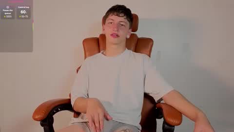 Snapshot of aron_steel04 chatting on March 19, 11:31 pm Your Aron online show from March 19, 11:31 pm