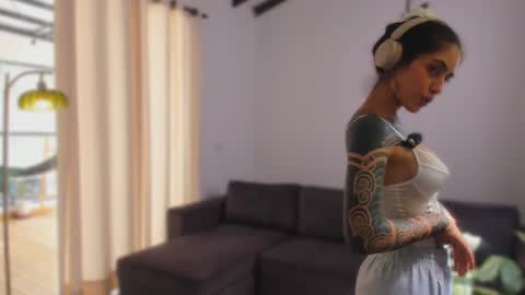 Linda  independent model artgeea online show from February 7, 6:44 pm