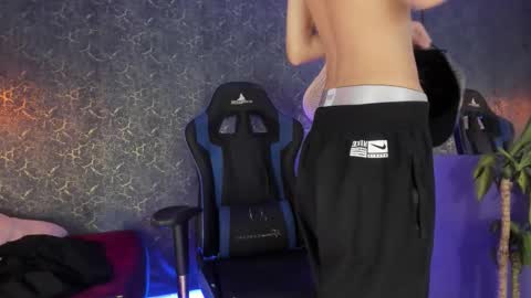 arthurcox_ online show from November 16, 5:18 pm