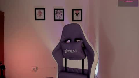 Snapshot of artmist_ chatting on December 11, 6:52 pm Eli online show from December 11, 6:52 pm