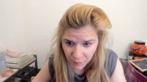 Snapshot of artsyandcraftsy_ chatting on April 6, 10:44 pm MIA online show from April 6, 10:44 pm