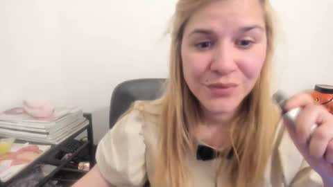 Snapshot of artsyandcraftsy_ chatting on April 7, 4:40 pm MIA online show from April 7, 4:40 pm