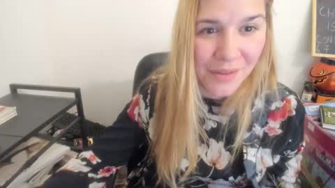 Snapshot of artsyandcraftsy_ chatting on April 10, 9:52 pm MIA online show from April 10, 9:52 pm