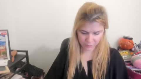 Snapshot of artsyandcraftsy_ chatting on April 15, 8:42 pm MIA online show from April 15, 8:42 pm