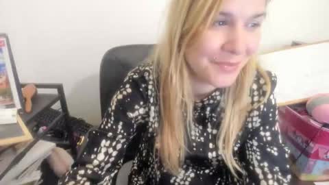Snapshot of artsyandcraftsy_ chatting on April 16, 9:39 pm MIA online show from April 16, 9:39 pm