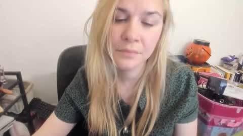 Snapshot of artsyandcraftsy_ chatting on April 20, 8:32 pm MIA online show from April 20, 8:32 pm