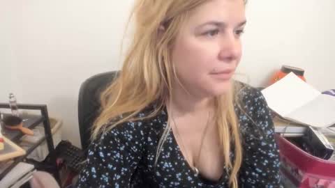 Snapshot of artsyandcraftsy_ chatting on April 22, 9:22 am MIA online show from April 22, 9:22 am