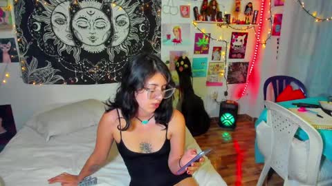 Snapshot of artsycherry chatting on April 2, 1:36 am Isabella Cherry online show from April 2, 1:36 am