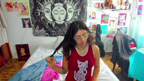 Snapshot of artsycherry chatting on April 5, 3:09 pm Isabella Cherry online show from April 5, 3:09 pm