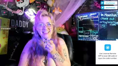 Snapshot of artsyheartsyy chatting on April 14, 12:16 am ArtsyHeartsyy online show from April 14, 12:16 am