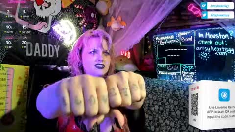 Snapshot of artsyheartsyy chatting on April 16, 12:33 am ArtsyHeartsyy online show from April 16, 12:33 am