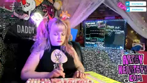 Snapshot of artsyheartsyy chatting on April 25, 1:19 am ArtsyHeartsyy online show from April 25, 1:19 am