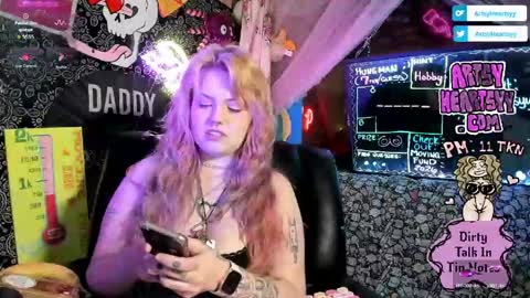Snapshot of artsyheartsyy chatting on April 30, 1:34 am ArtsyHeartsyy online show from April 30, 1:34 am