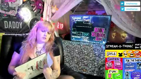 Snapshot of artsyheartsyy chatting on May 2, 2:16 am ArtsyHeartsyy online show from May 2, 2:16 am