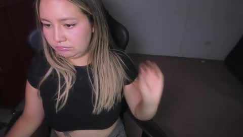 ash_smith1 online show from November 12, 9:58 pm