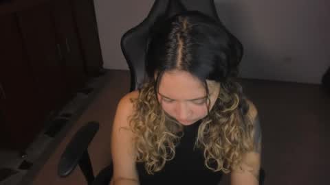 ash_smith1 online show from April 16, 9:39 pm