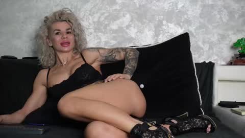 Snapshot of ashadevon_fit chatting on December 22, 12:51 am Asha online show from December 22, 12:51 am