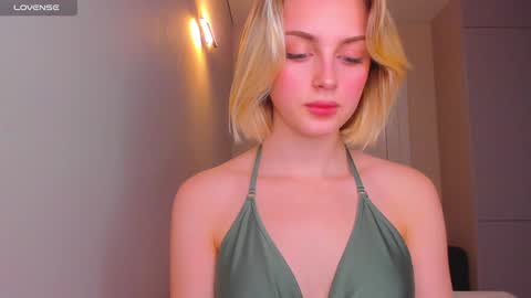 Snapshot of ashbunny_ chatting on December 2, 5:37 pm your pretty Ashley online show from December 2, 5:37 pm