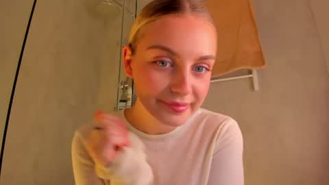 Snapshot of ashbunny_ chatting on June 16, 7:16 pm your pretty Ashley online show from June 16, 7:16 pm