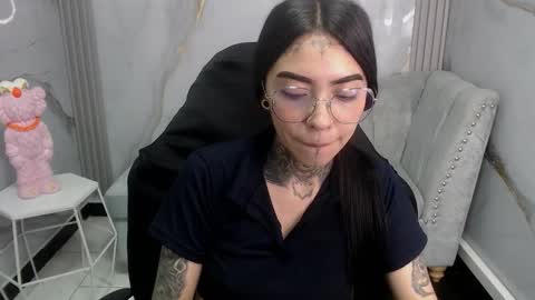 Snapshot of ashley_blum_v chatting on October 24, 1:29 pm ashley_blum_v online show from October 24, 1:29 pm