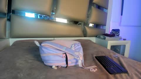 ashley_js online show from December 3, 6:43 am