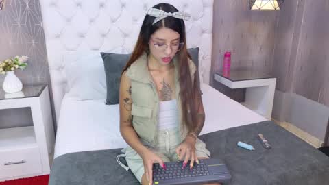 Snapshot of ashleyroberh chatting on April 9, 8:03 pm AshleyRoberh online show from April 9, 8:03 pm